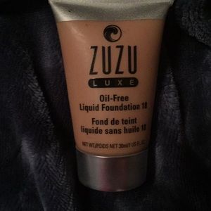 Zuzu Luxe Oil Free Foundation